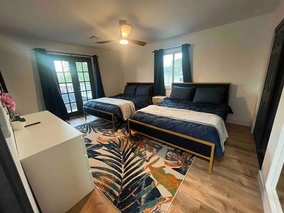 The Peacock Inn - 8 Bdr 4 Bth 14 Bds 라스베이거스 빌라
