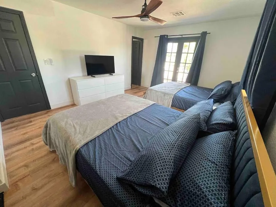 The Peacock Inn - 8 Bdr 4 Bth 14 Bds 라스베이거스