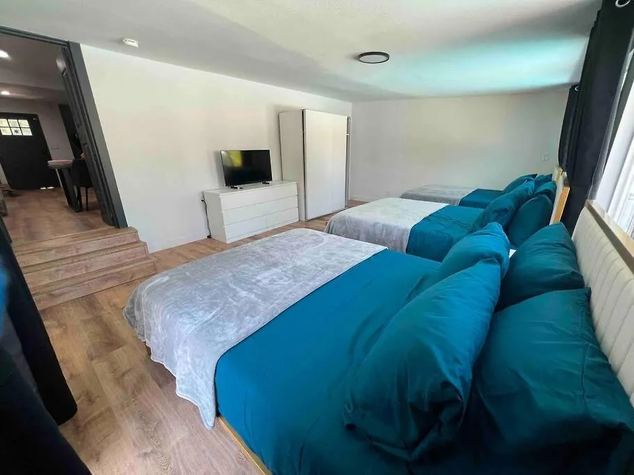 The Peacock Inn - 8 Bdr 4 Bth 14 Bds Las Vegas