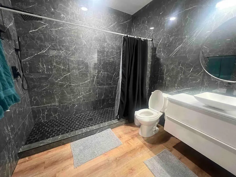 The Peacock Inn - 8 Bdr 4 Bth 14 Bds Las Vegas