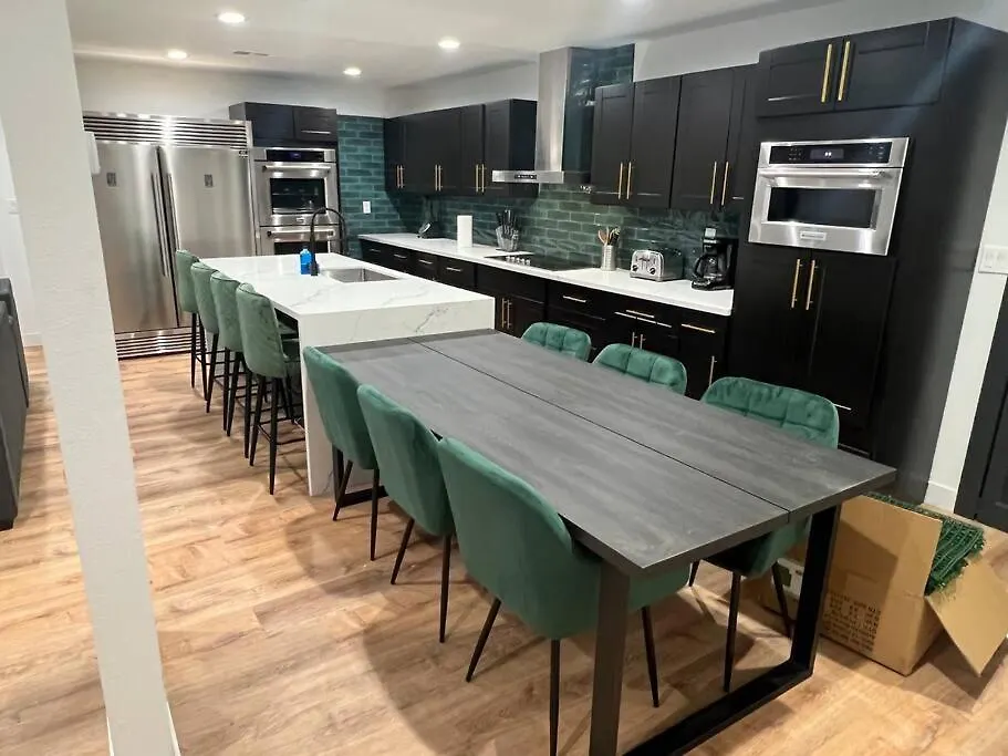 The Peacock Inn - 8 Bdr 4 Bth 14 Bds Las Vegas Vila