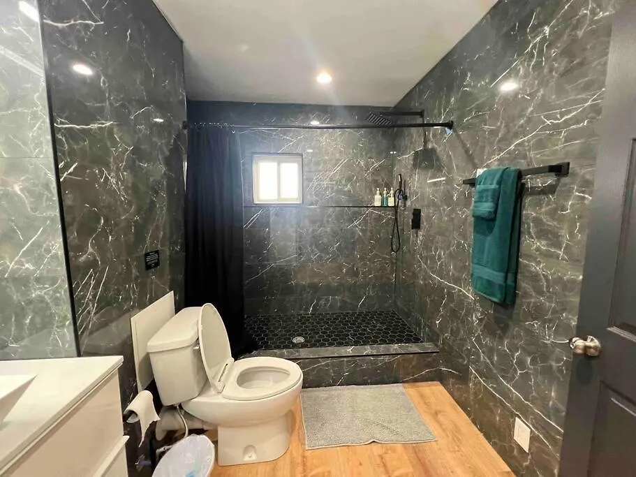 The Peacock Inn - 8 Bdr 4 Bth 14 Bds Las Vegas