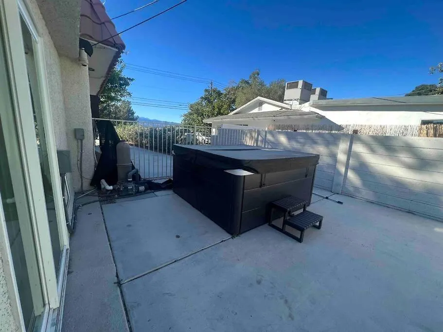 The Peacock Inn - 8 Bdr 4 Bth 14 Bds Las Vegas