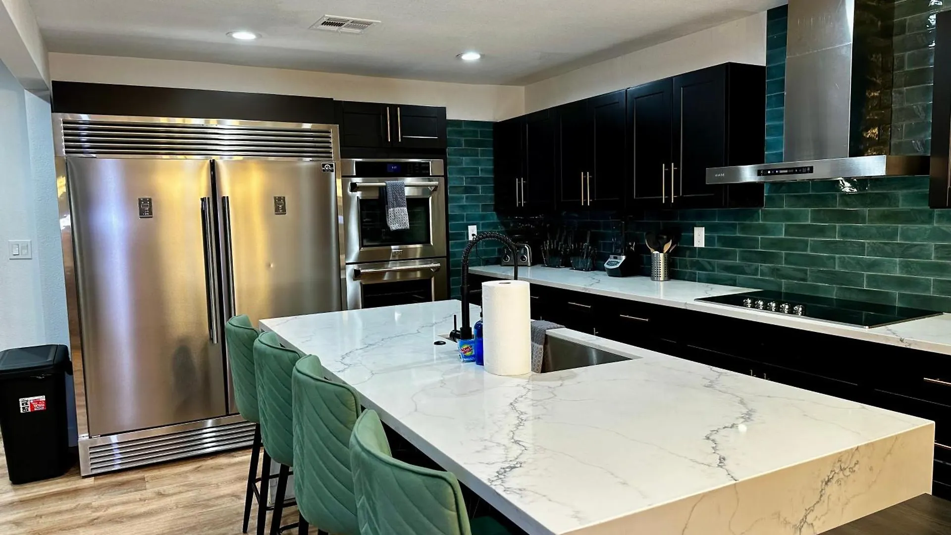 The Peacock Inn - 8 Bdr 4 Bth 14 Bds Las Vegas
