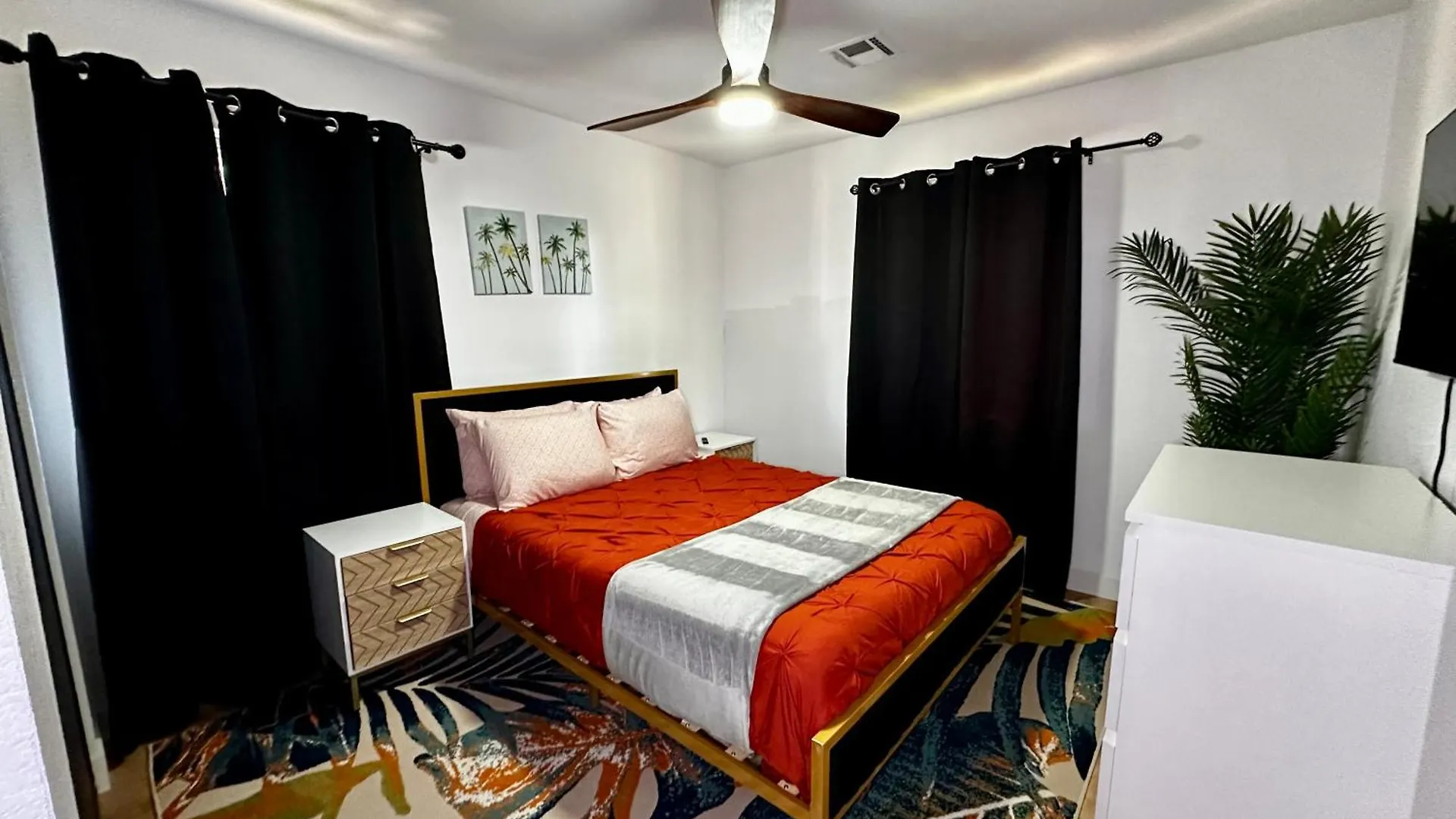 The Peacock Inn - 8 Bdr 4 Bth 14 Bds Las Vegas USA