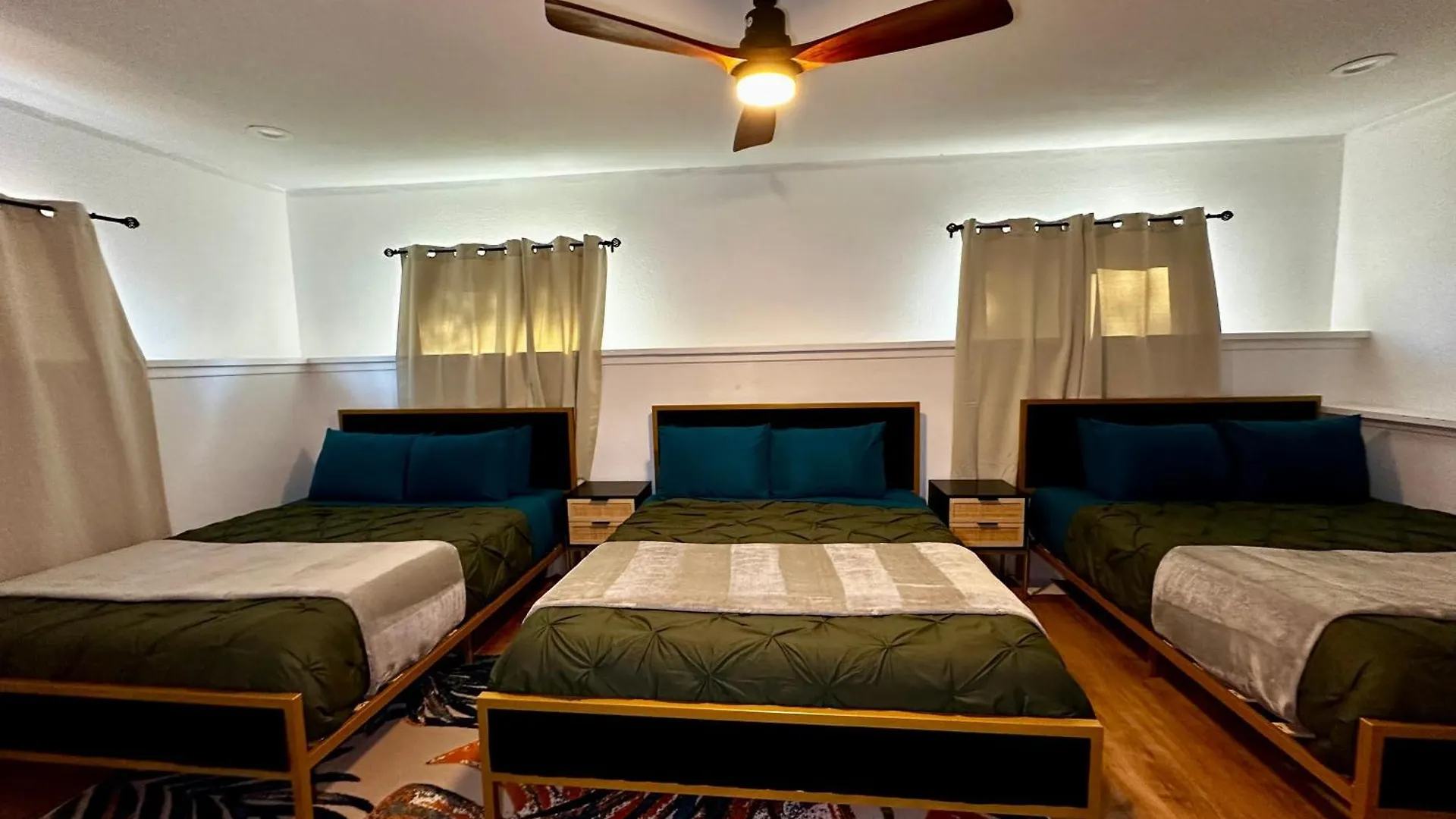 The Peacock Inn - 8 Bdr 4 Bth 14 Bds Las Vegas 0*,  USA