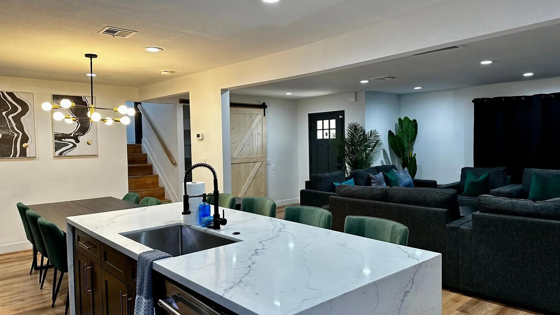 The Peacock Inn - 8 Bdr 4 Bth 14 Bds Las Vegas Vila